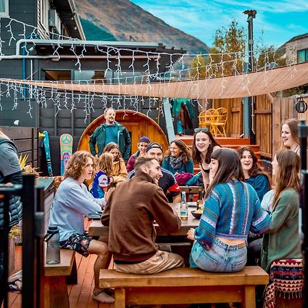 The Black Sheep Backpackers Hostel Queenstown Exterior photo