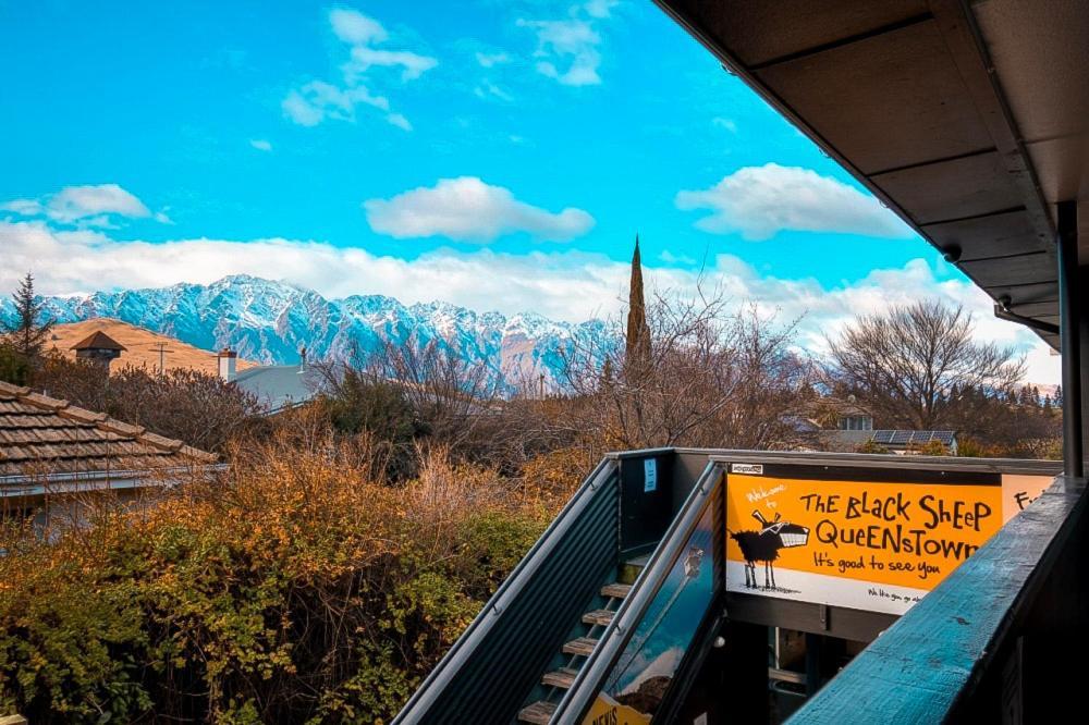 The Black Sheep Backpackers Hostel Queenstown Exterior photo