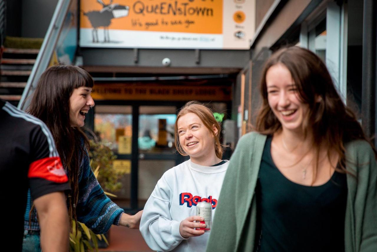 The Black Sheep Backpackers Hostel Queenstown Exterior photo