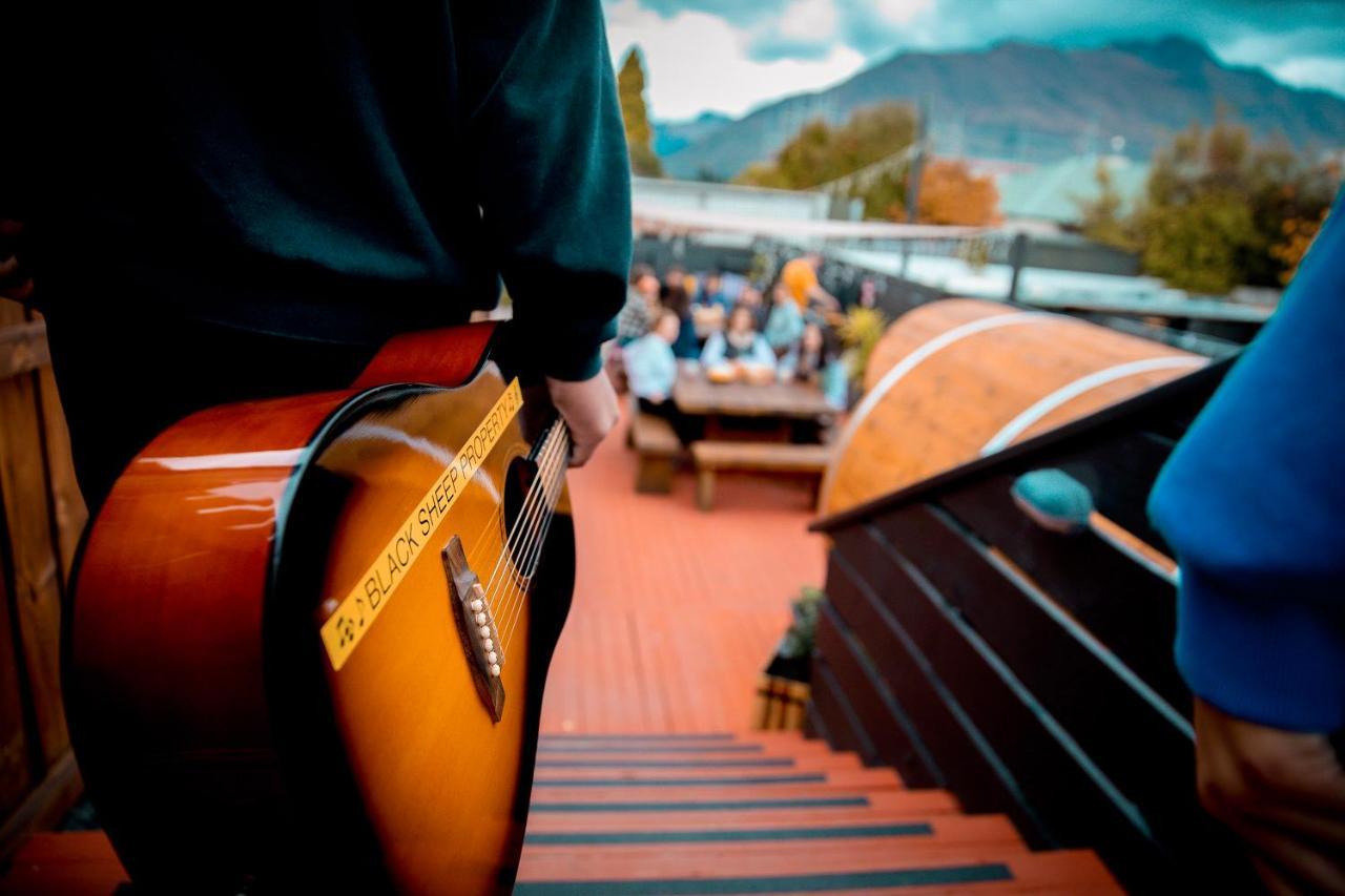 The Black Sheep Backpackers Hostel Queenstown Exterior photo