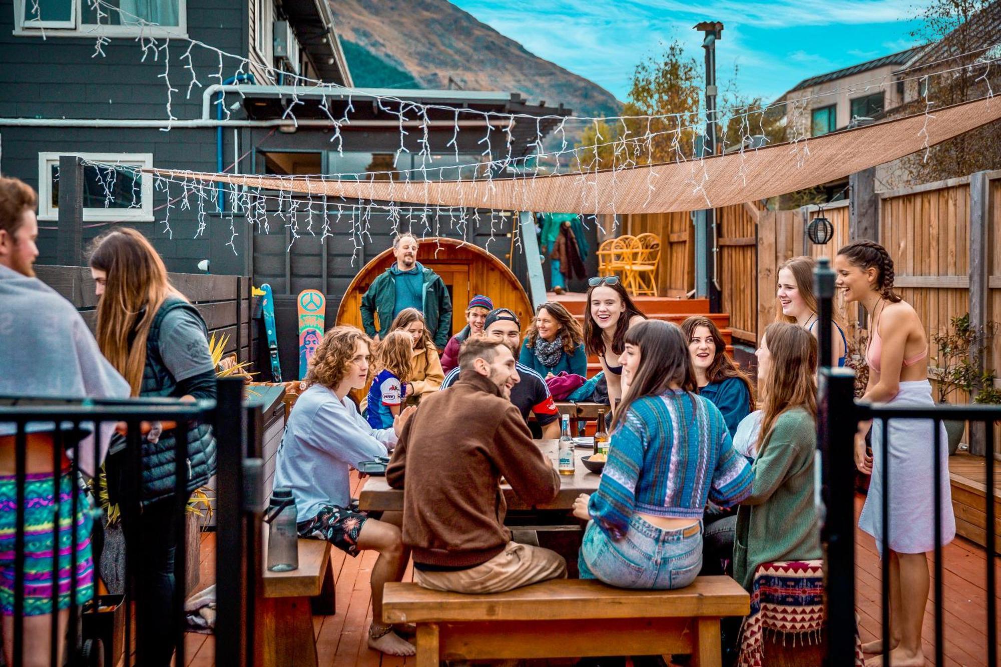 The Black Sheep Backpackers Hostel Queenstown Exterior photo